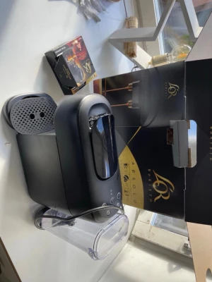 L’OR Barista Absolu kaffemaskin  - L'OR Barista kaffemaskin från Philips, i nyskick med originalkartong och tillbehör. Modern design, enkel att använda och passar L'OR-kapslar. Perfekt för snabb och god espresso hemma. Bara testad två gånger, men är inte i behov av den. Hör gärna av dig vid fler frågor! 😊