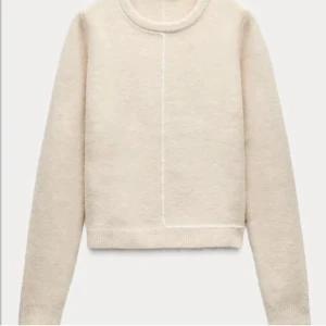 Beige stickad tröja från Zara  - Jättefin stickad tröja från Zara i storlek M men sitter som S/XS då den är liten i storlek. Använd fåtal gånger. Skriv privat för egna bilder, pris kan diskuteras 💗