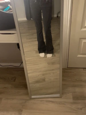 Svarta bootcut jeans från 157 - Svarta jeans från 157 med låg midja och bootcut.