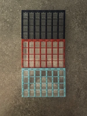 3 stycken dosetter / förvaring mediciner för 4 veckor - 3 stycken dosetter/ medicin förvaring i mycket bra skick.
