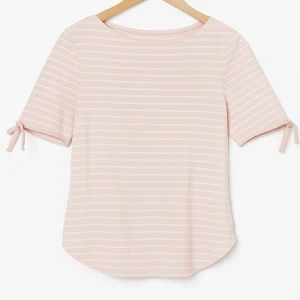 Rosa randig topp från Ralph Lauren - Säljer en söt rosa och vit randig topp från Ralph Lauren. Toppen har korta ärmar med knytband vid ärmsluten och en rund halsringning.