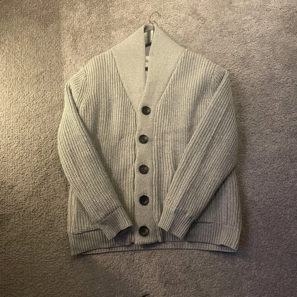 Grå stickad kofta med knappar