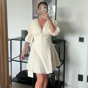 Adoore klänning - Helt ny och oanvänd. Passar mig som har 36/38 i vanliga fall. Nypris 1495:- 