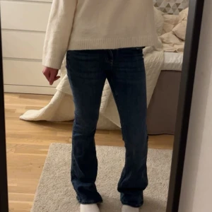 Mörkblå jeans - Säljer dessa mörkblå lågmidjade bootcut jeans. De är knappt använda och så fina nu till hösten!!💗💗