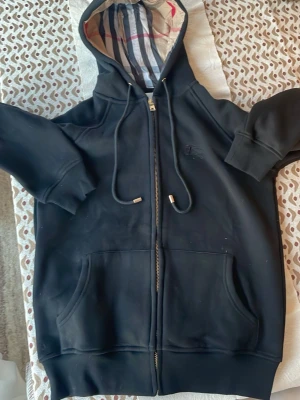 Burberry - Hej. Jag vill sälja min helt nya burberry zip. Aldrig använt den. Priset kam diskuteras
