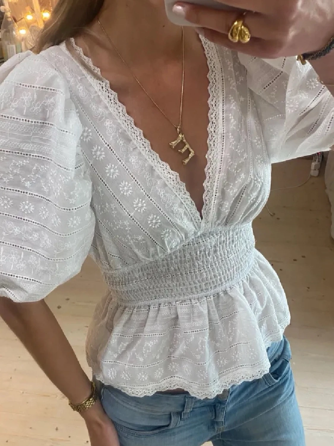 Vit blus med spets och puffärm - 2