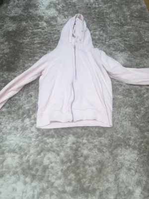 En ljus rosa zip up hoodie - Ljus rosa kofta som har anvönts 1gång i barn storlek 149