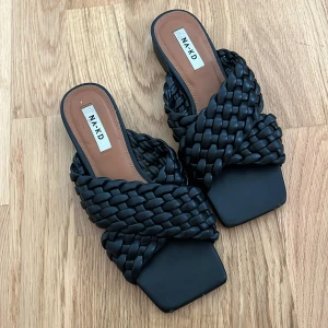 Slip-ins  - Svarta slip-ins från nakd i stl 37.