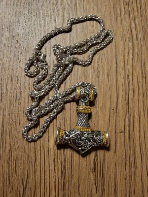 Halsband torshammare - Halsband torshammare inkl kedja. Berlock: 4,5 cm hög. Bredd: 3,2 cm. Kedja 60 cm.