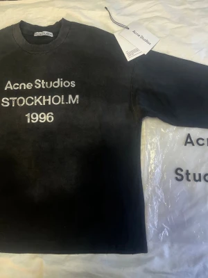 Acnestudios långarmad S - Acne studios långarmad tröja i fint skick (8/10) i storlek S men passar M bättre. Passformen är baggy och tröuab passar runt 180 cm | skickas med tag och kvitto, skriv vid någon fundering✅