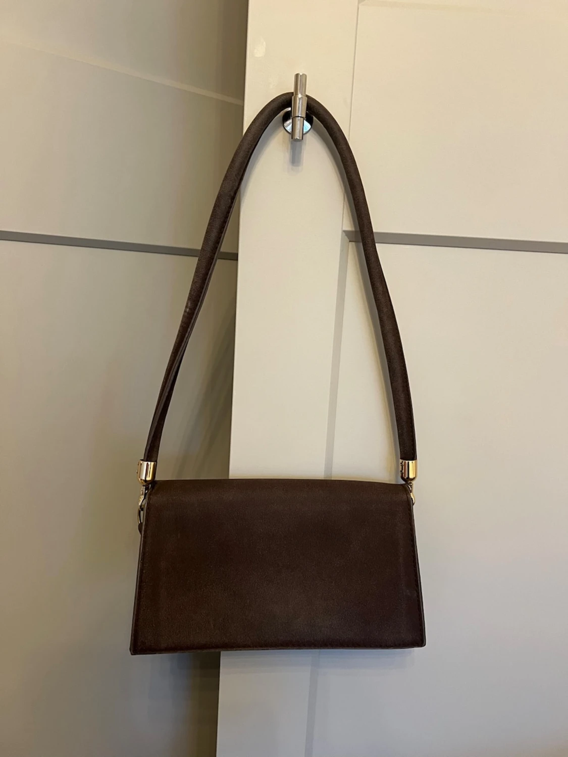 Brun mocka axelväska med gulddetaljer - 1