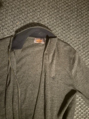 Grå zip-kofta från Morris - En snygg hel zip från Morris, bra skick storlek XS