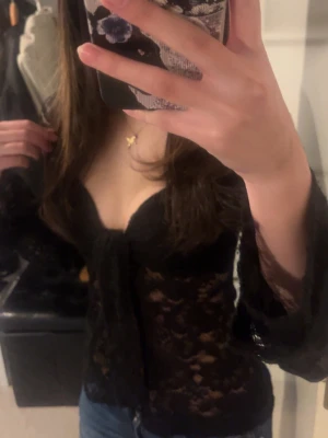 Svart spetsblus - långärmad svart spetsblus från Design by si 