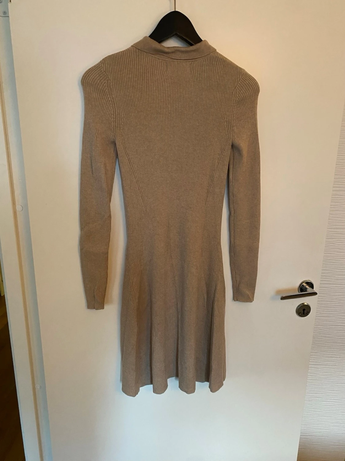 Beige ribbad klänning Holly & Whyte - 3