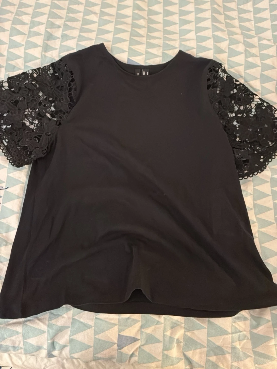 Svart blus med spetsärmar