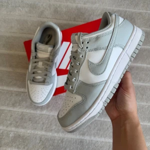 Äkta Nike Dunk Low White Light Smoke Grey Skor - Allt ingår med skorna och de är helt nya i kartongen. Tillgängliga storlekar, 38 1/2 42,43