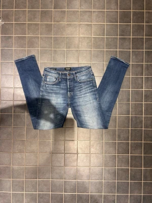 Jack and Jones jeans  - Säljer de här svin snygga Jack and Jones  jeansen i storlek W30 L34 i modellen tapered/mike (jeansen sitter i slimfit) jeansen har en riktigt snygg tvätt och är perfekt till våren, priset är inte fast utan går att diskutera!