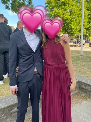 Balklänning  - Super fin balklänning med öppen rygg och slits på ena sidan. Använd en dag. Nypris ca 1100kr