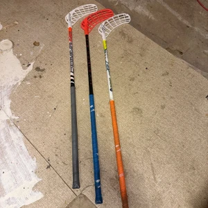 Innebandyklubbor - Säljer 3st innebandyklubbor, 1st unihoc och 2st zone. Right klubbor. Nypris på alla 3 ca 3300kr säljes alla 3 för 700kr