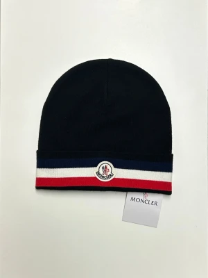 Moncler Mössa - Helt ny aldrig använd. Storlek One size. Snabb frakt.