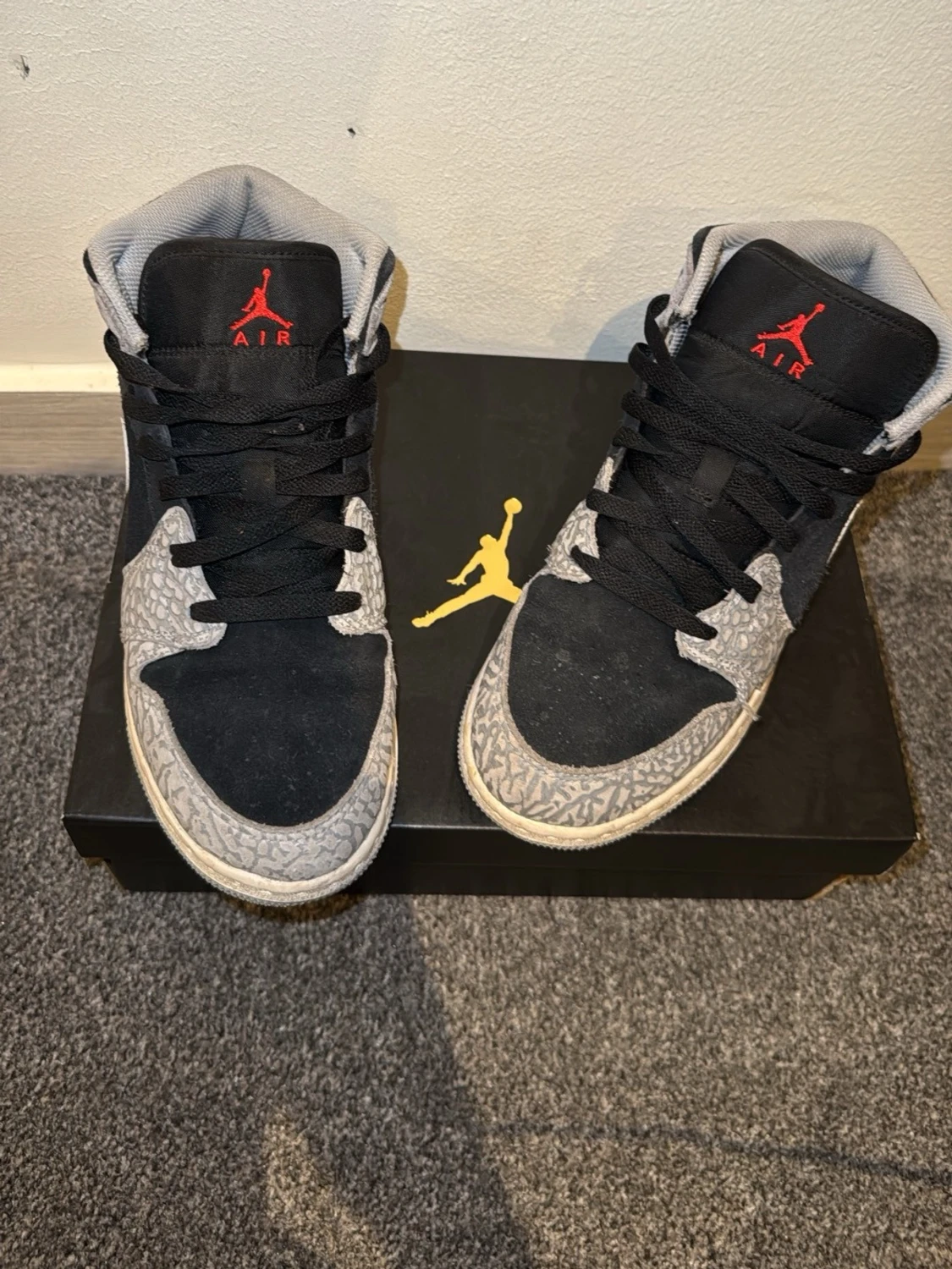 Nike Air Jordan 1 Mid  - 2