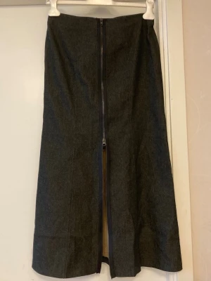 🍒Vintage y2k maxikjol med zip🍒 - 🍒Y2K CUTIE🍒Skitsnygg trendig maxikjol med en stilren design och lång dragkedja baktill. Du väljer själv hur lång slits du vill ha med dragkedjan. Kommer i ett kraftigt och stretchigt tyg. Kom gärna med prisförslag🍒 