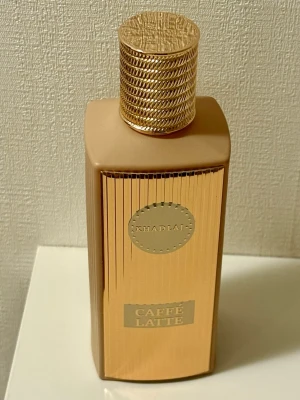 Khadlaj Caffè Latte Extrait de Parfum 100 ml - Caffè Latte från Khadlaj är en Extrait de Parfum på 100 ml. Givetvis förvarad mörkt och svalt. Kommer i originalförpackningen.