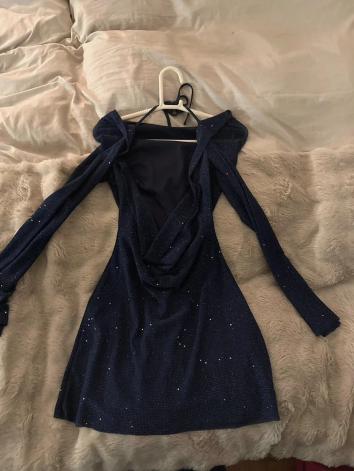 Glittrig marinblå kortklänning