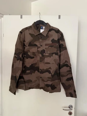 Militärjacka  - Storlek L. Aldrig använd. 