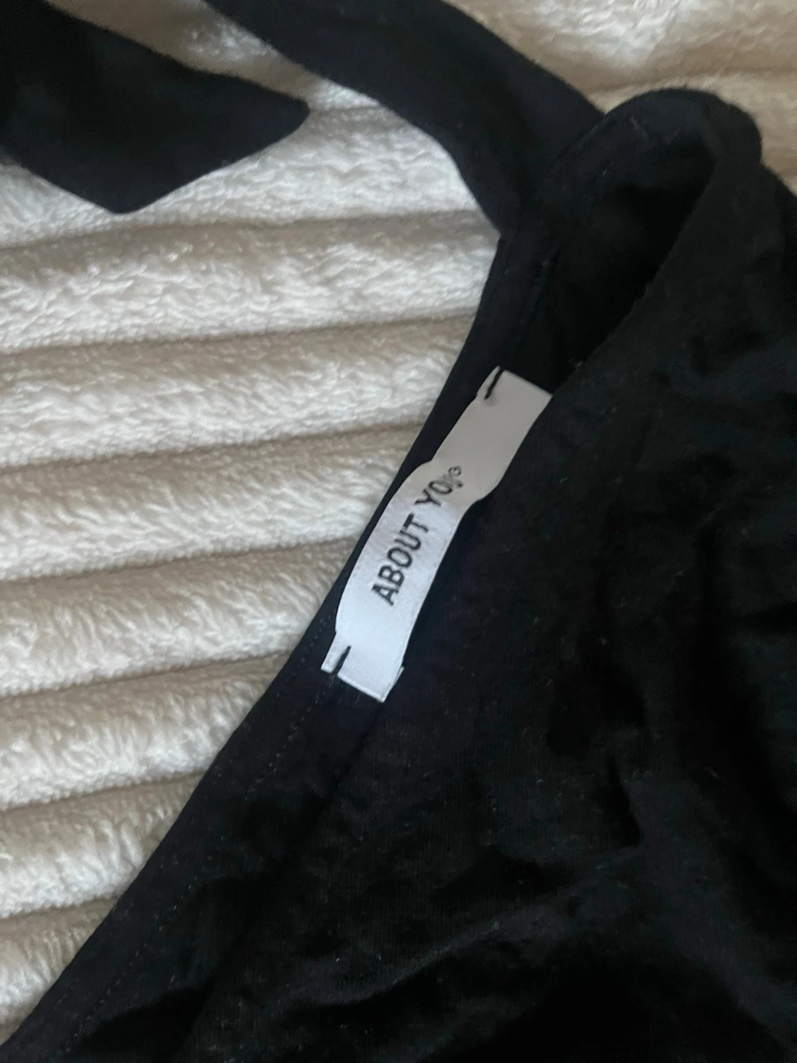 Svart blus med spetsärmar från About You - 2