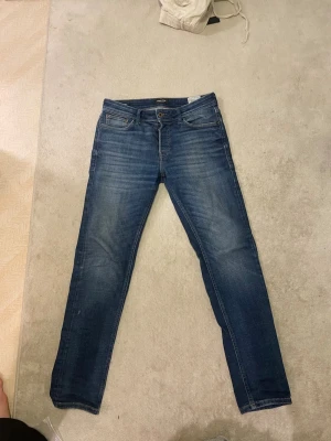 Jack & Jones  jeans Tapered/Mike - Säljer ett par blå jeans med tapered passform från Tapered/Mike från Jack & Jones dom är rätt använda men ändå bra skicka storleken är 31/32 bara att skriva ifall du har några frågor.
