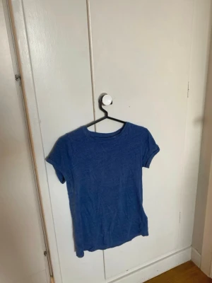 Blå t-shirt - En enkel blå t-shirt från FSBN Sister i storlek XS. T-shirten har rund hals och korta ärmar, perfekt för chill dagar. Materialet är mjukt och består av 60% bomull och 40% polyester. Snygg att matcha med jeans eller shorts. Kolla gärna in min profil då jag säljer massor av kläder superbilligt! Tveka inte att höra av dig om du har frågor💕