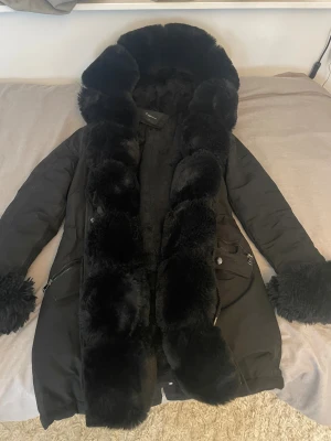 Svart päls jacka  - Säljer en svart pälsjacka från Chelsea storlek S varm stor jacka perfekt för vintern! 