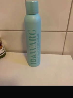 IDAWARG Feeling Clean Shower Mousse - Fräsch duschmousse från IDAWARG i en ljusblå metallflaska med turkos text. Produkten är 100% vegansk och har en uppfriskande formula. Flaskan rymmer 200 ml och är enkel att använda tack vare sin smidiga form. Oöppnad 