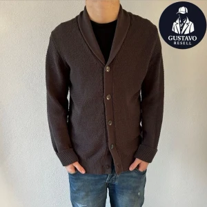MASSIMO DUTTI CARDIGAN - Tja. Säljer denna riktigt feta cardigan från Massimo dutti. Perfekt skick, använd fåtal gånger. Storlek M. Färgen är väldigt mörk brun. Tveka inte på att ställa frågor! 🙌