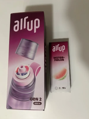 Air up  - Säljer denna air up i färgen lila lavendel. 600ml och 3x vattenmelon smaker tillkommer. Säljer då jag fick dubbletter. Priset är fast och går inte ner i pris tyvärr!!💕