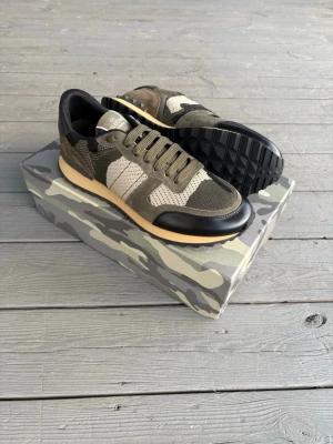 Valentino Rockrunner - Tja! Säljer dessa Gröna valentino rockrunners i storlek 44, perfekt för vintern och dem kallare dagarna. Priset är ej hugget i sten och kan diskuteras. Tveka inte att höra av er vid frågor eller funderingar