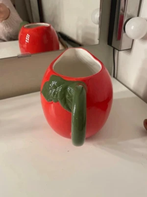 Röd vattenkanna från Åhléns Home - Säljer en röd vattenkanna från Åhléns home,helt ny❤️