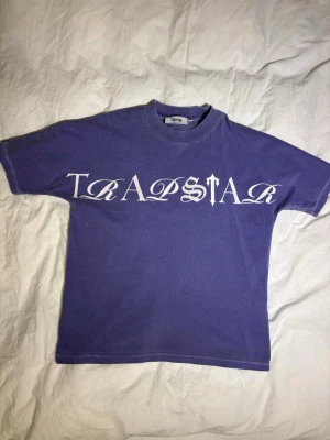 Trapstar tee - Säljer min trapstar tröja som knappt är använd och är i hur bra skick som helst, tröjan är väldigt skön och stilren  OBS!, är stor i storlek, den är storlek xs men passar mig som har M och är 181