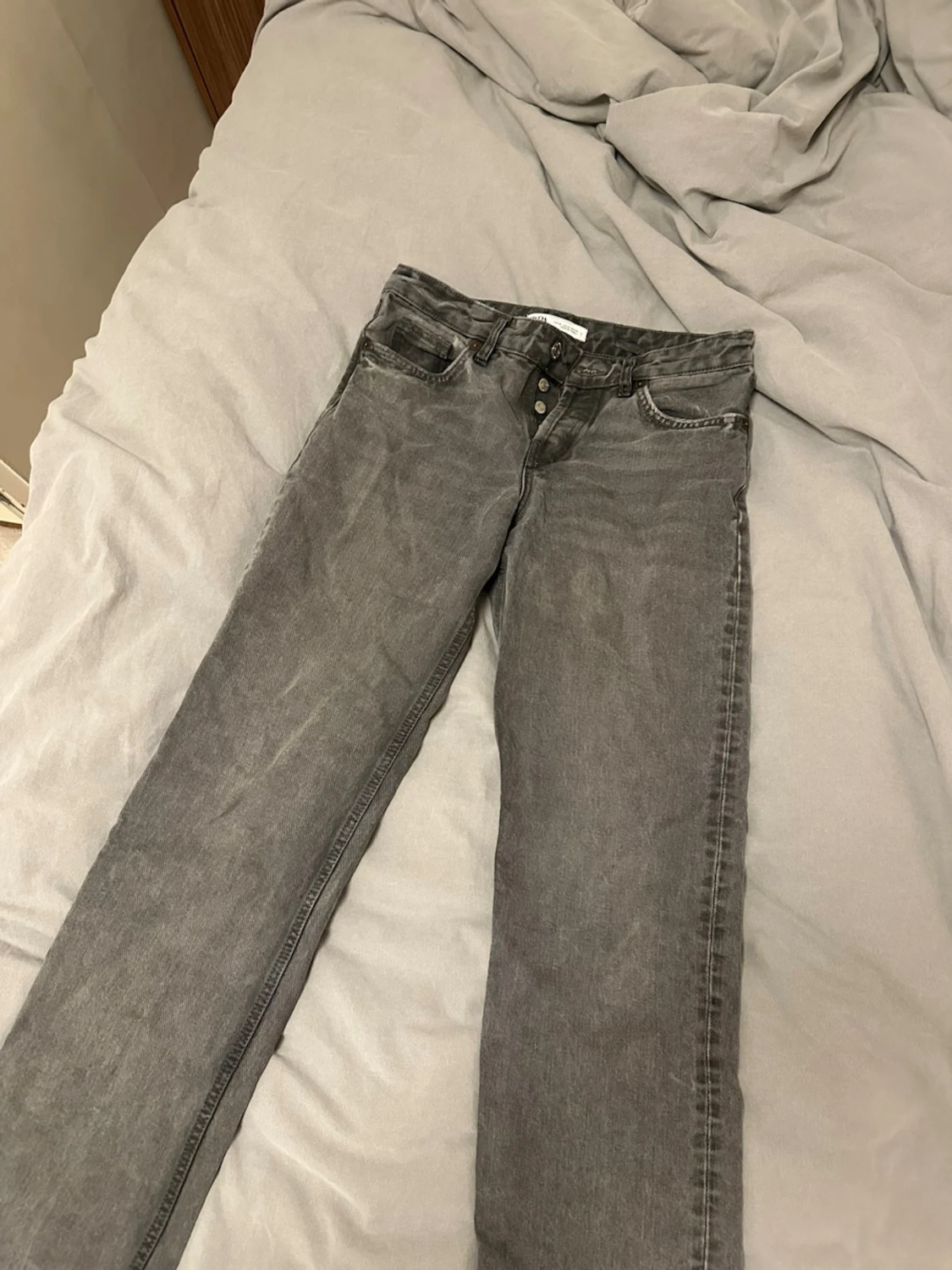Grå jeans från Zara med knappar