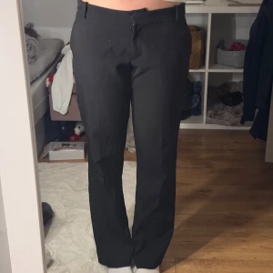 Lågmidjade kostymbyxor  - Lågmidjade kostymbyxor från bikbok i storlek 40, de har lite slitningar vid slutet på grund av att de släpat i marken och saknar en av två knappar upptill, men de går fortfarande att stänga och är inget som syns när man har på dom! gylfen funkar som normalt annars, önskas fler bilder så skriv privat🩷