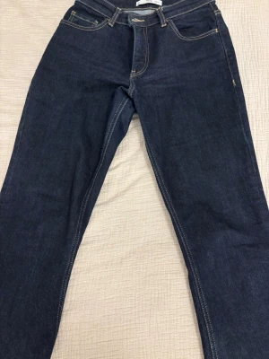 Bootcut jeans från MNG, mörkblå - Snygga mörkblå bootcut jeans från MNG, Jeansen har medelhög midja. Jeansen har förkortats. 