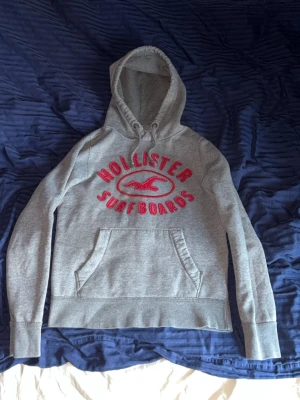 Hollister Surfboards hoodie - Säljer denna sjukt snygga sällsynta hoodien ifrån Hollister Surfboards🌊. Storlek S. Lite urtvättad men fortfarande snygg. 