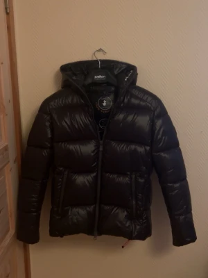 Save The Duck jacka  - En väldigt snygg jacka från Save The Duck! I storlek S men kan passa även M. Den är använd ett fåtal gånger. Inga defekter🙌.                              Nypris 3 699kr!!!                                                               Skickar inom 24 timmar 🚚