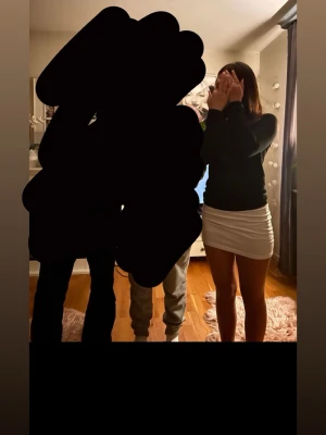 Vit kortkjol  - Säljer en enkel och stilren vit kortkjol med elastisk midja. Kjolen är figurnära och gjord i ett stretchigt material som sitter snyggt på kroppen. Perfekt att matcha med en crop top eller hoodie för en clean look. Jag vet inte vart den är ifrån