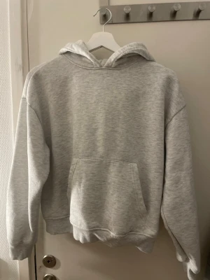 Grå hoddie  - Najs knappt använd