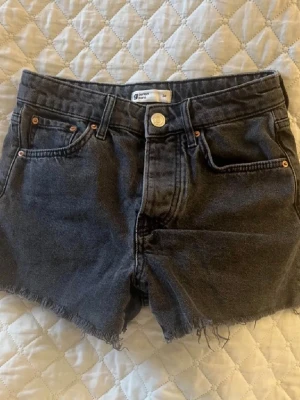 Svarta jeansshorts - Säljer dessa svarta jeansshorts från Gina tricot! Storlek 34 och bra skick🥰pris kan diskuteras!!!