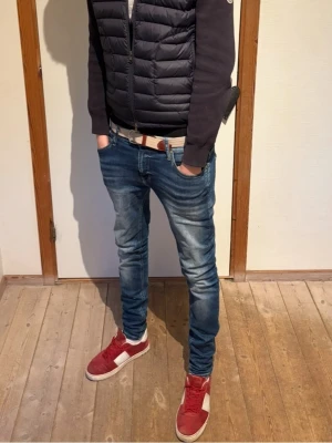 Monclear cardigan  - Säljer just nu min monclear cardigan som tyvärr blivit för liten, jackan är i väldigt fint skick och passar bra till många outfits, hör av er vid frågor och funderingar. Nu pros på denna jacka är 10000 kronor!!!! Storleken är L men passar också M 