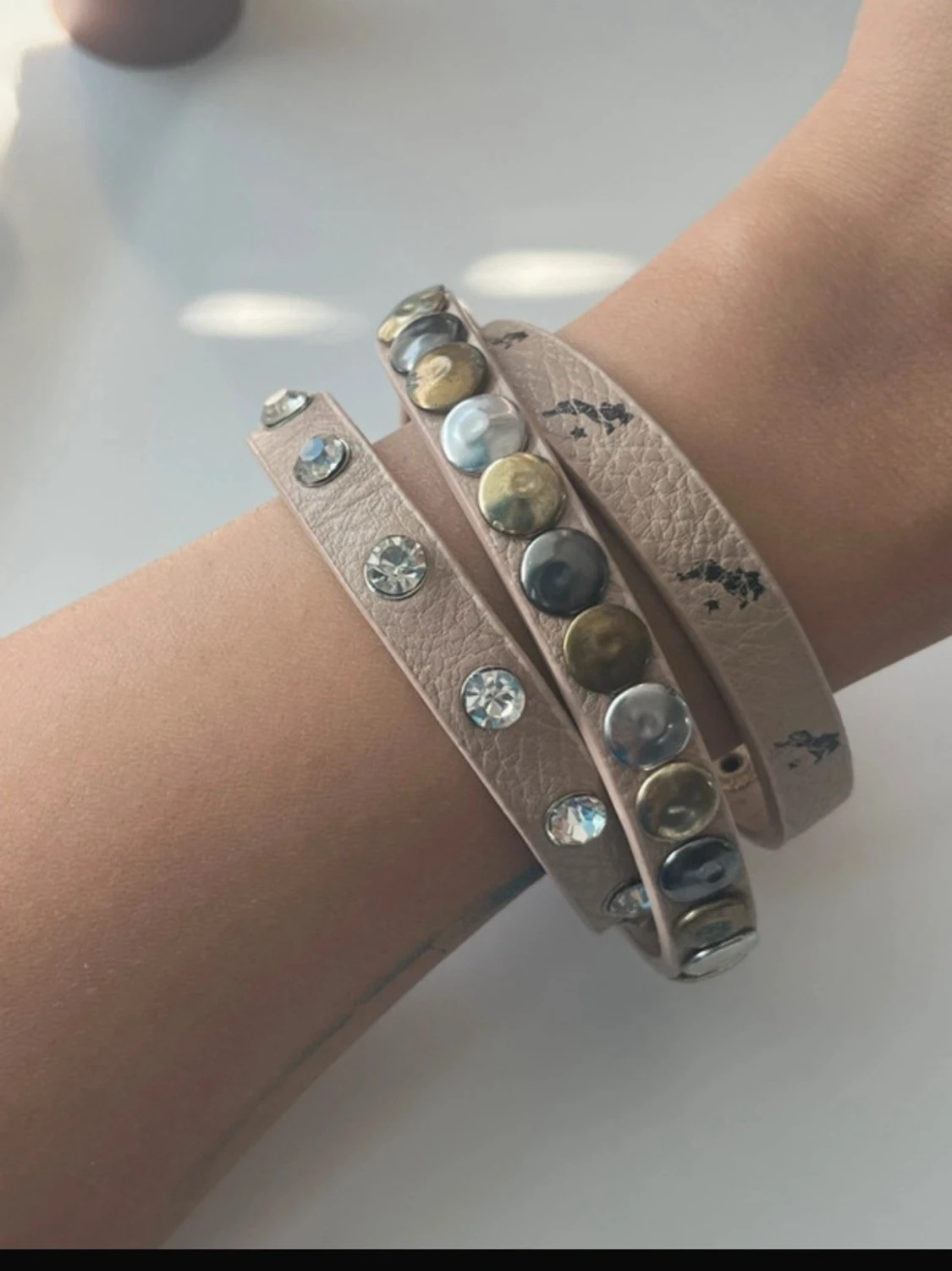 armband med nitar och stenar - 1