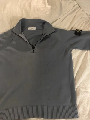 Stone Island half-zip  - Unik stickad Stone Island half-zip, har en liten fläck på armen (går eventuellt att få bort) annars väldigt bra skick